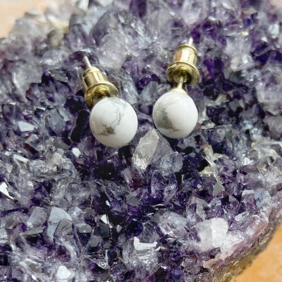 FOR NEUTRAL OUTFITS WHITE HOWLITE 6 MM DIAMETER ROUND STUDS - Picture 1 of 1